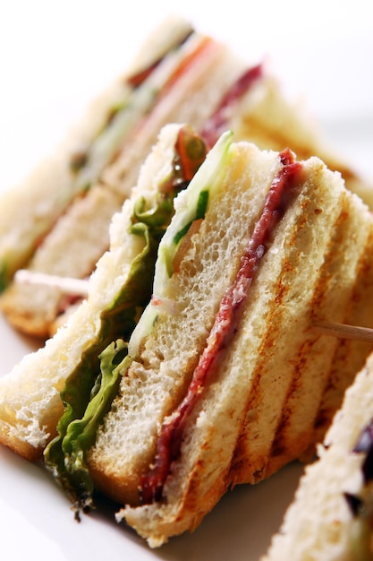 Club sandwich con carne e verde