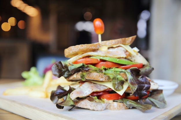 Club sandwich con fondo in legno