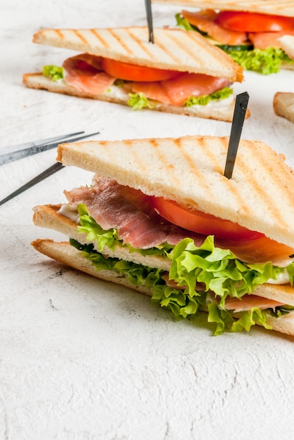Club sandwich con salmone