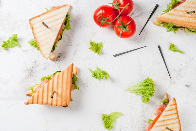 Club sandwich con salmone