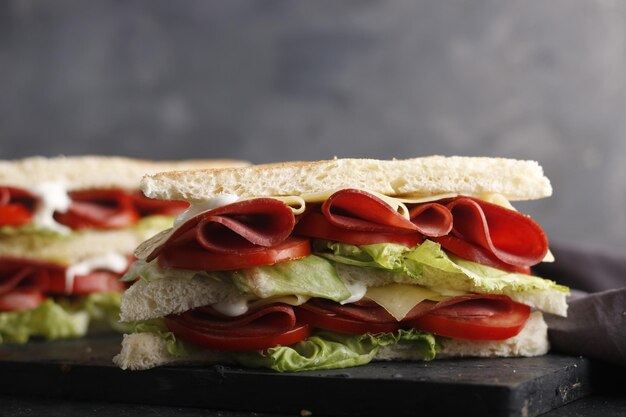 Club sandwich di affettati