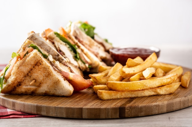 Club sandwich e patatine fritte isolate