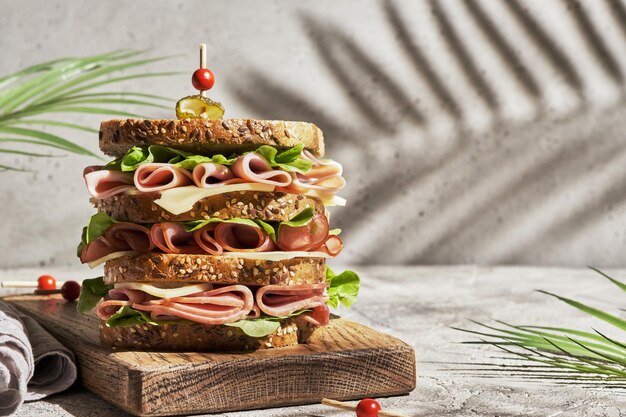 Club sandwich fresco con prosciutto e formaggio