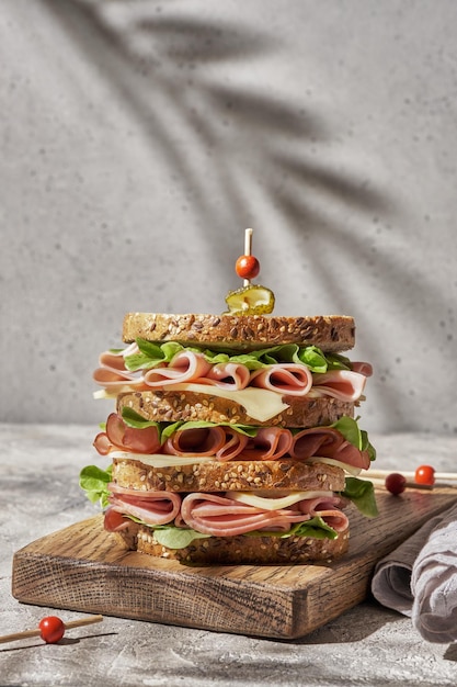 Club sandwich fresco con prosciutto e formaggio