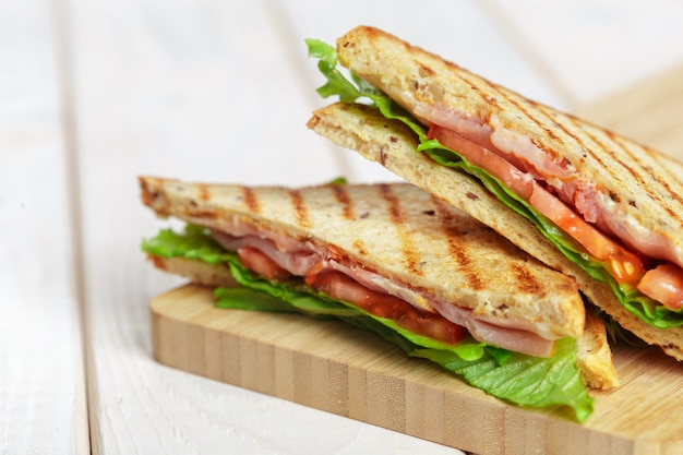 Club sandwich sul tavolo di legno