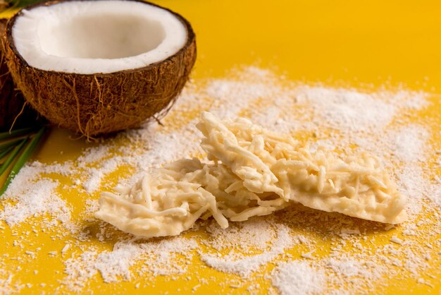 Cocada di caramelle al cocco e cocco grattugiato su sfondo giallo