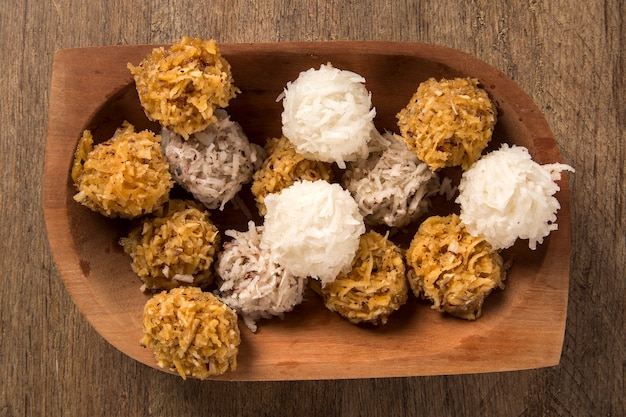 Cocadas peruviane. dessert tradizionale al cocco su fondo in legno