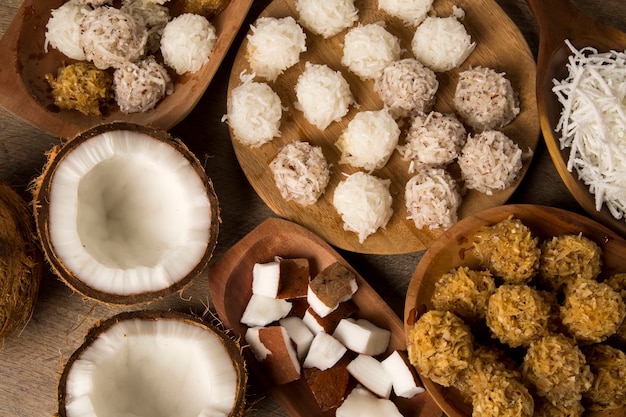 Cocadas peruviane. dessert tradizionale al cocco su fondo in legno