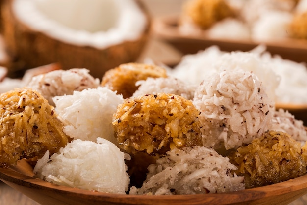 Cocadas peruviane. dessert tradizionale al cocco su fondo in legno