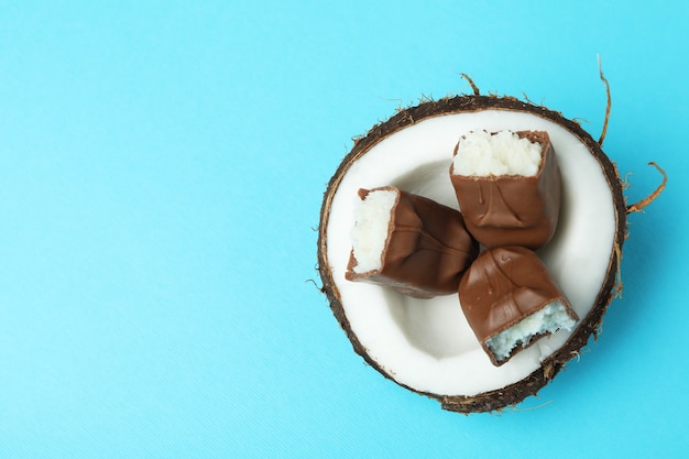 Cocco con barrette di cioccolato su blu