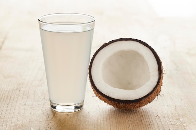 Cocco con un bicchiere di acqua di cocco