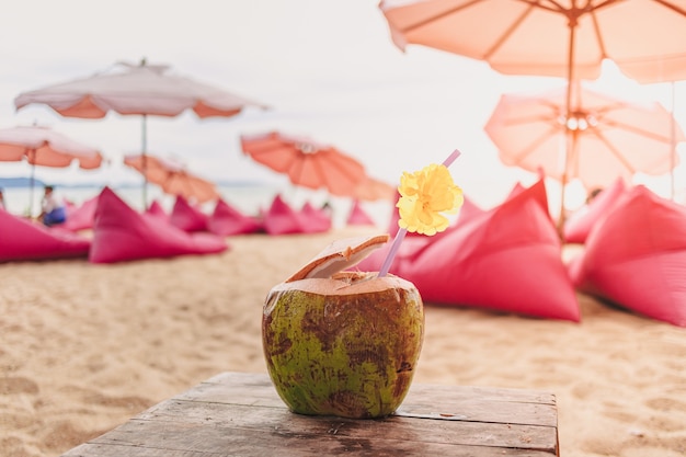 Cocco decorato con fiori al bar sulla spiaggia in estate