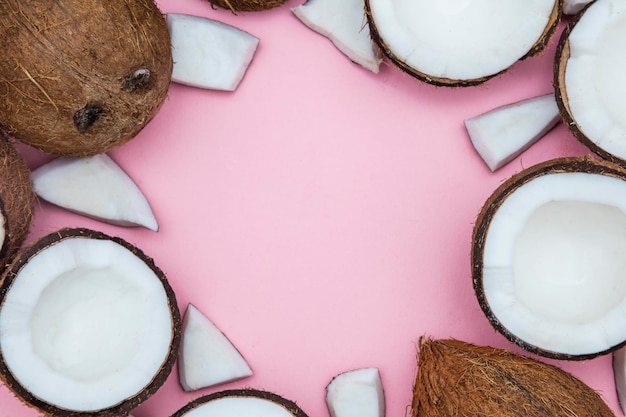 Cocco di cocco estivo tropicale su uno sfondo rosa pastello