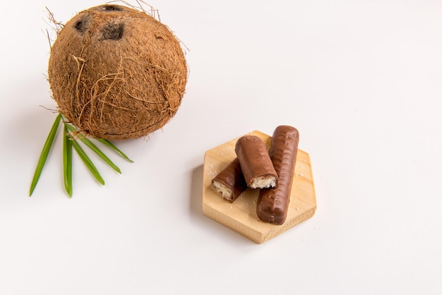 Cocco e cioccolato al cocco su uno sfondo bianco