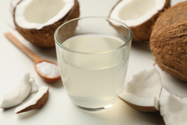 Cocco fresco e latte di cocco su bianco