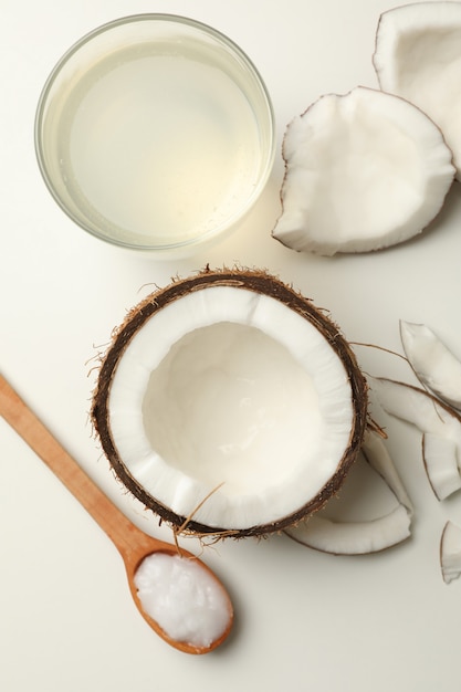 Cocco fresco e latte di cocco su bianco