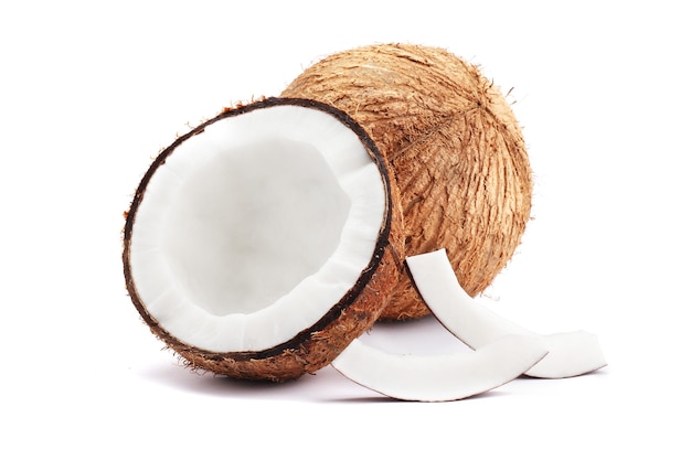 Cocco fresco isolato su sfondo bianco