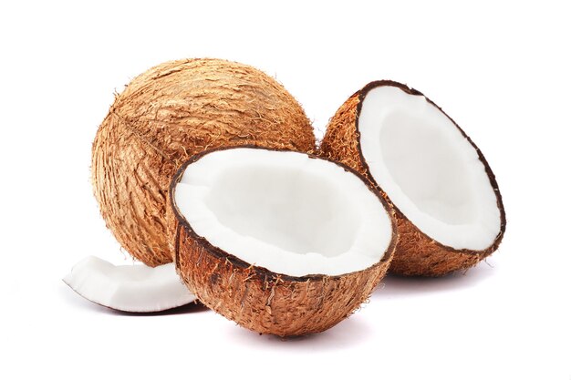 Cocco fresco isolato su sfondo bianco