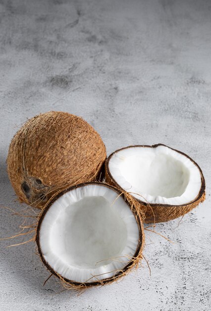 Cocco intero e pezzi di cocco sul tavolo