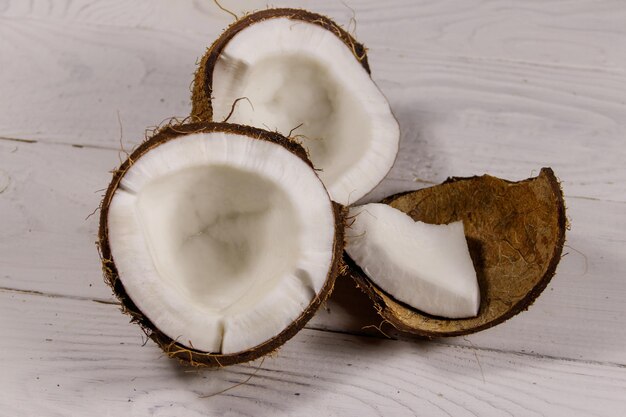 Cocco maturo fresco sul tavolo di legno bianco