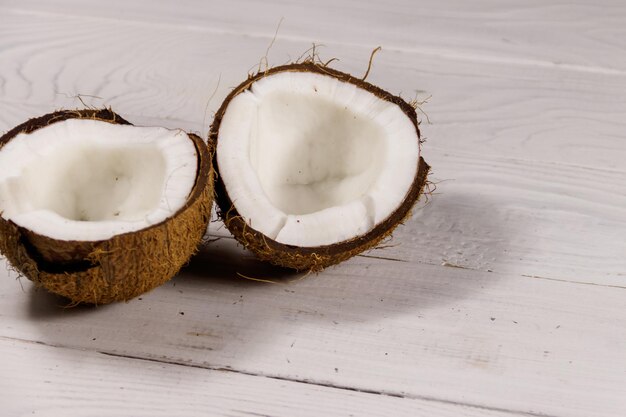 Cocco maturo fresco sul tavolo di legno bianco