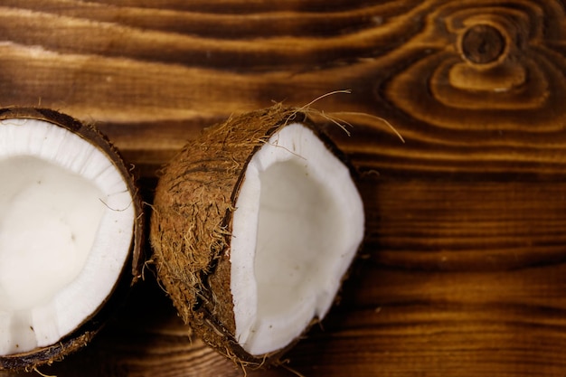 Cocco maturo fresco sulla tavola di legno rustica. Vista dall'alto
