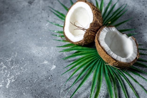 Cocco maturo tritato con foglie