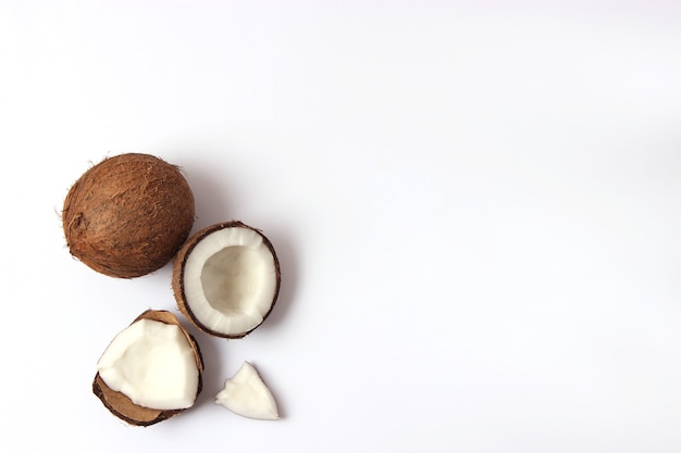 Cocco rotto su uno sfondo bianco vista dall'alto