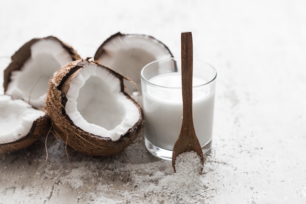 cocco sul tavolo di legno