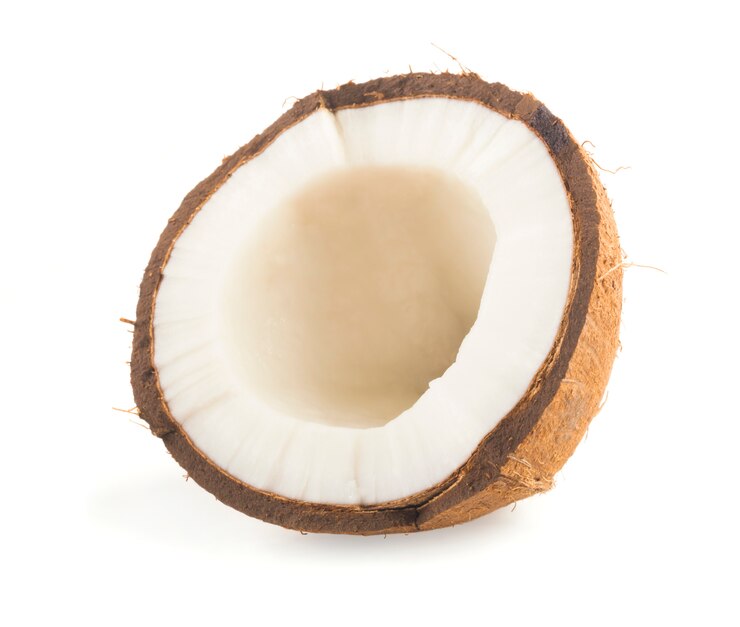 cocco tagliato a metà su bianco