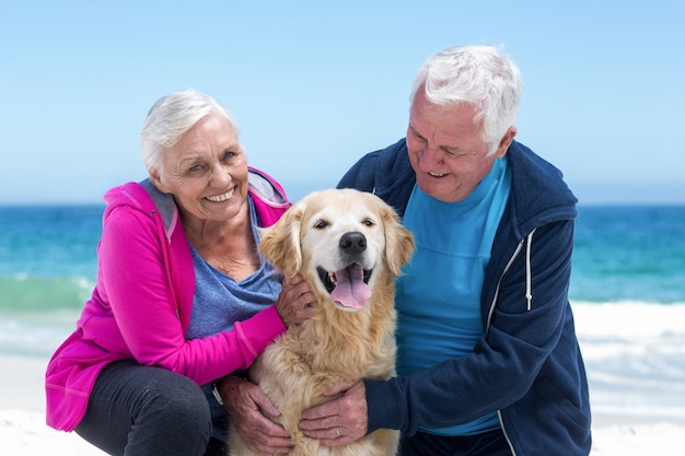 Coccole mature sveglie del loro cane