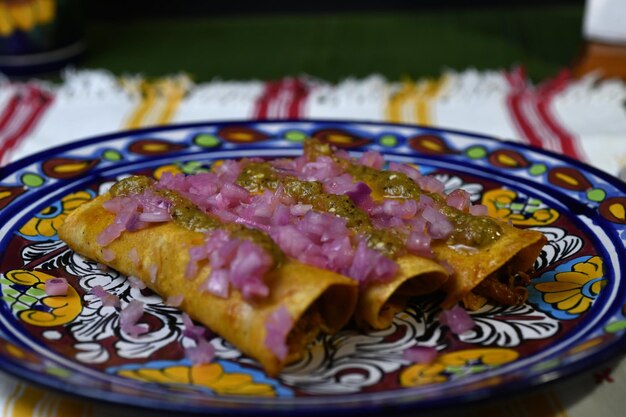 Cochinita pibil tacos, con tortillas, maiale stagionato, cipolla viola e peperoncino habanero