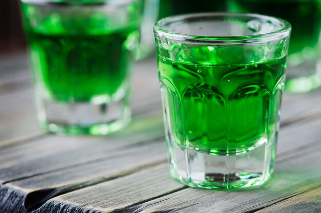 Cocktai dolce verde con terragonl