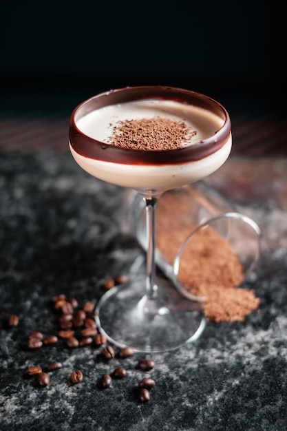 Cocktail al caffè guarnito con cioccolato