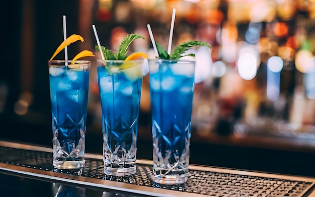 Cocktail al club cocktail blu nel club set di cocktail al bar