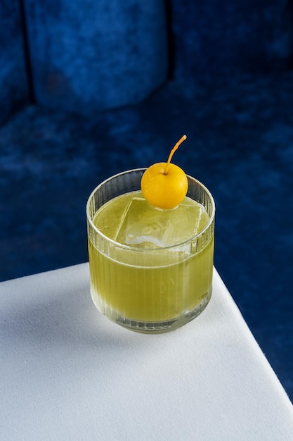 Cocktail al gin con mela verde extragon