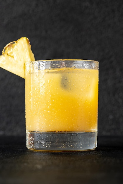 Cocktail al rum all'ananas