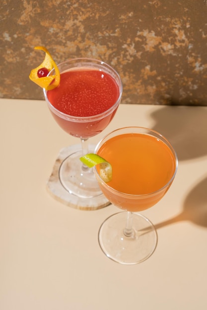 Cocktail alcolici brillanti in bicchieri a vapore vista dall'alto
