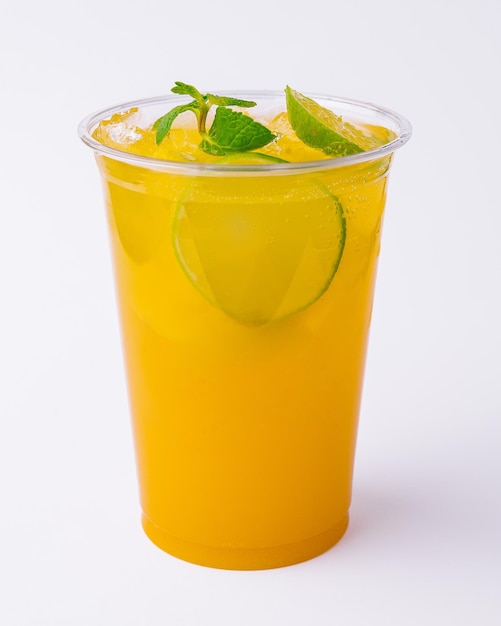 Cocktail alcolici con succo d'arancia e fette di lime