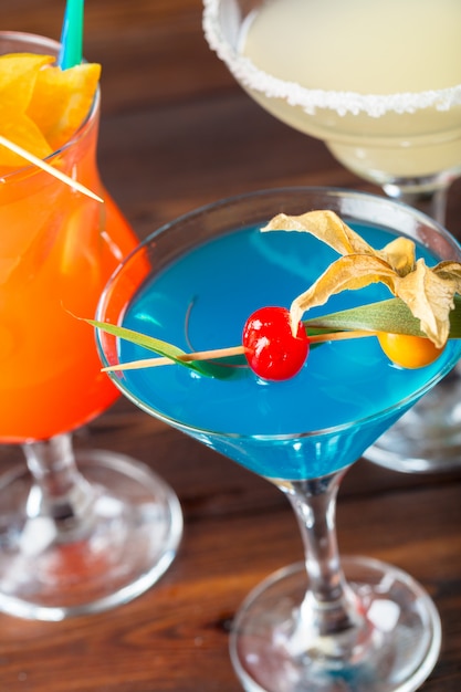 Cocktail alcolici e non alcolici sulla tavola di legno. Bevande fredde estive