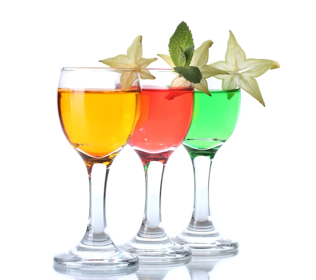 Cocktail alcolici isolati su bianco