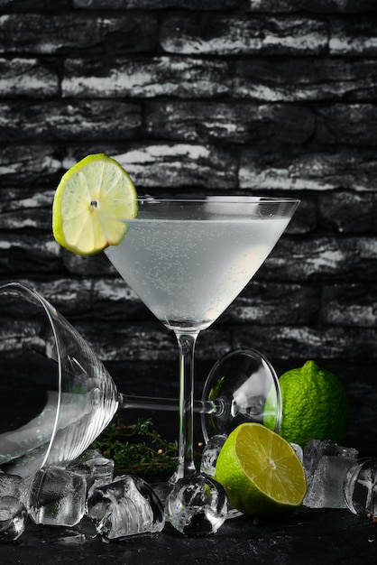Cocktail alcolici Margarita su sfondo nero Vista dall'alto
