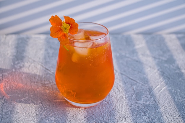 Cocktail alcolico all'arancia con whisky, liquore e scorza d'arancia