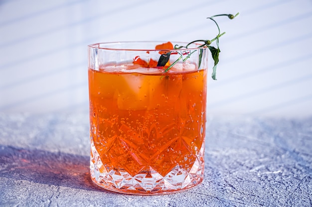 Cocktail alcolico all'arancia con whisky, liquore e scorza d'arancia