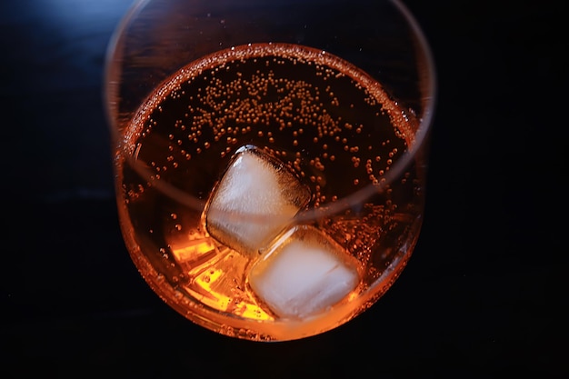 cocktail alcolico all'arancia in un aperol di vetro