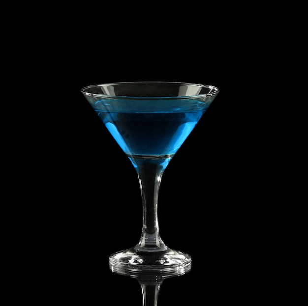 Cocktail alcolico blu in un vetro sul nero