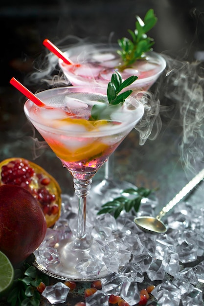 Cocktail alcolico con frutta e ghiaccio