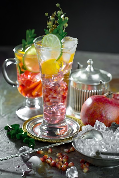 Cocktail alcolico con frutta e ghiaccio