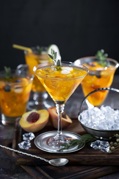 Cocktail alcolico con frutta e ghiaccio