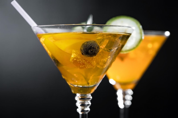 Cocktail alcolico con frutta e ghiaccio